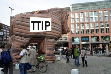 Trojanisches Pferd TTIP, im Gebäude im Hintergrund die Kanzlei Luther